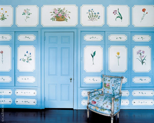 Гос­те­вая “го­лу­бая” спаль­ня. Сте­ны рас­пи­са­ны ху­дож­ни­ком Ричар­дом Ни­сом.