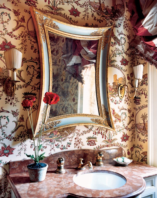 Бу­ду­ар. Швед­ское зер­ка­ло XIX ве­ка. Консоль кон­ца XVII века используется в качестве туалетного столика.
