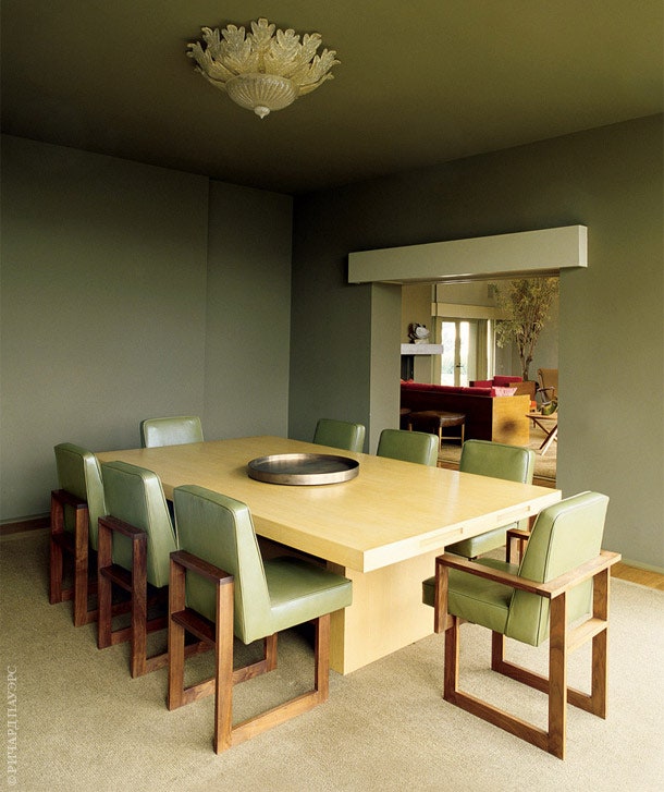 Вокруг обеденного стола дизайн Дэвида Альберта — стулья по эскизам Владимира Кагана. На потолке светильник 1970х годов...