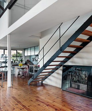 Лестницу в индустриальном стиле сконструировал Сальвадор.