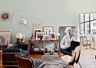 В гостиной собраны все хиты дизайна середины ХХ века лампа Акилле Кастильони диван Ле Корбюзье стулья Жана Пруве кресла...