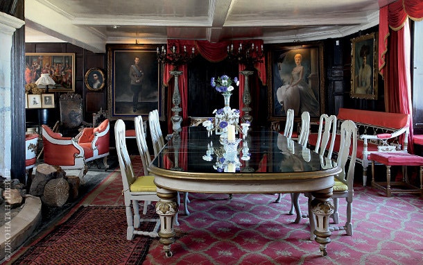 Дубовая комната с драпировками “королевского” алого цвета после реставрации выглядит в точности так же как и в XVIII веке.
