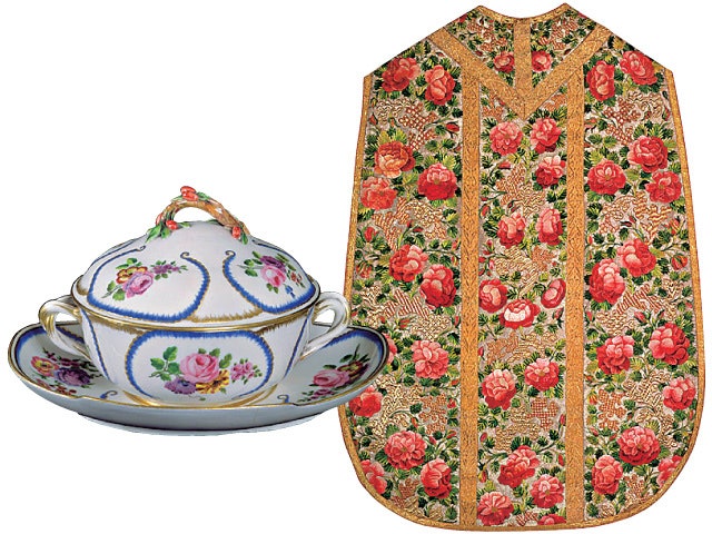 Слева чашка с блюдцем фарфор Севр 1764. Справа риза шелк Австрия XVIII век.