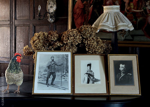 Собрание семейных фотографий включающее портрет Николая II.