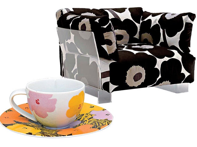 Слева кофейная чашка с блюдцем Warhol Flowers фарфор Rosenthal StudioLine. Справа Кресло Pop KartellMarimekko.