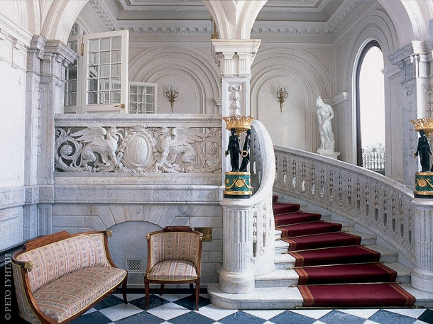 Перила парадной лестницы особняка украшены гербом графа Шереметева.
