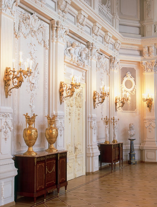 Фрагмент знаменитого Белого зала Шереметевского дворца. В его стенах советским писателям приятно было фантазировать о...