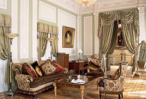 Гостиная в апартаментах “Галерея” обставлена деликатно подобранной мебелью в классическом стиле.