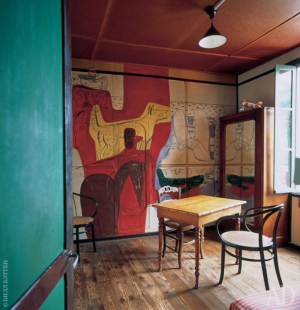 Вилла E 1027 на Ривьере построенная Эйлин Грей в 1930 году. На фото кухня в росписи Ле Корбюзье.