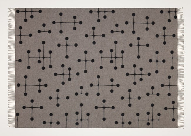 Орнамент Dot Pattern  перешедший с абстрактных картин Рэй Имз на текстиль например на шерстяной плед созданный для...