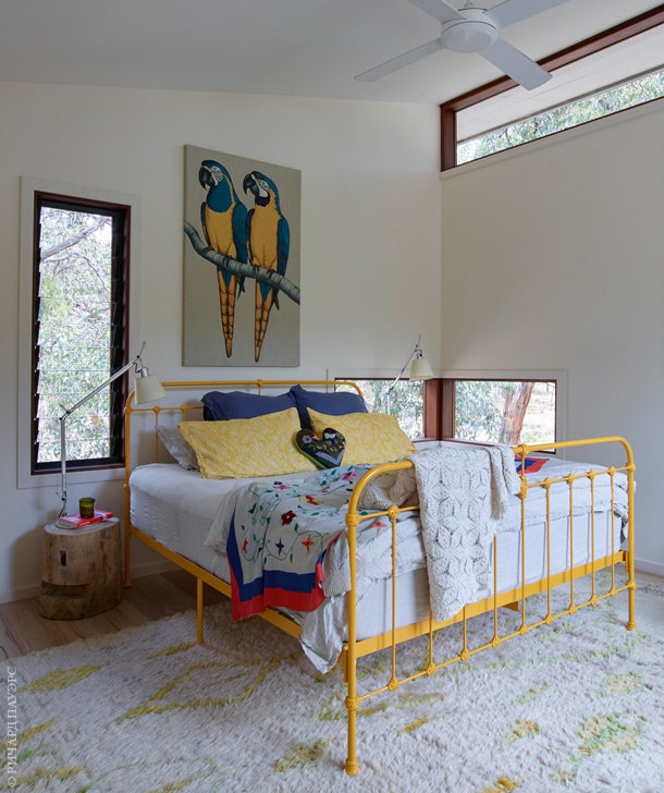Спальня. Лампа Artemide кровать Scout House ­картина на стене работы Ниомана Джирты.