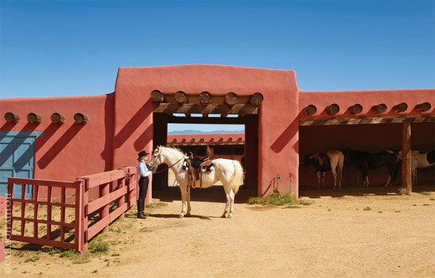 Джейн Фонда с арабской кобылой Житан во дворе своего ранчо в НьюМексико. Амбар был построен в 1960 году.