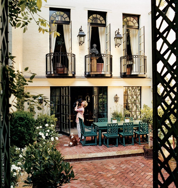 Декоратор Шарлотта Мосс около своего двухэтажного дома с собаками Дарби и Оскаром.