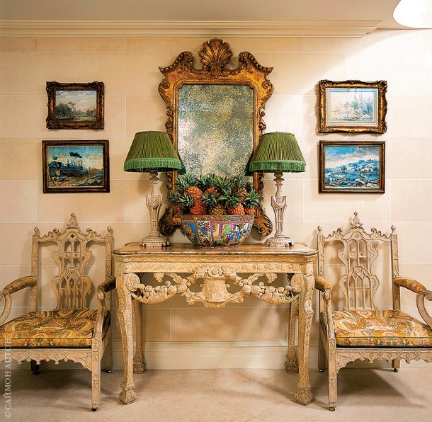 Фойе. Стол в стиле Уильяма Кента 1760е. Китайские “готические” кресла.