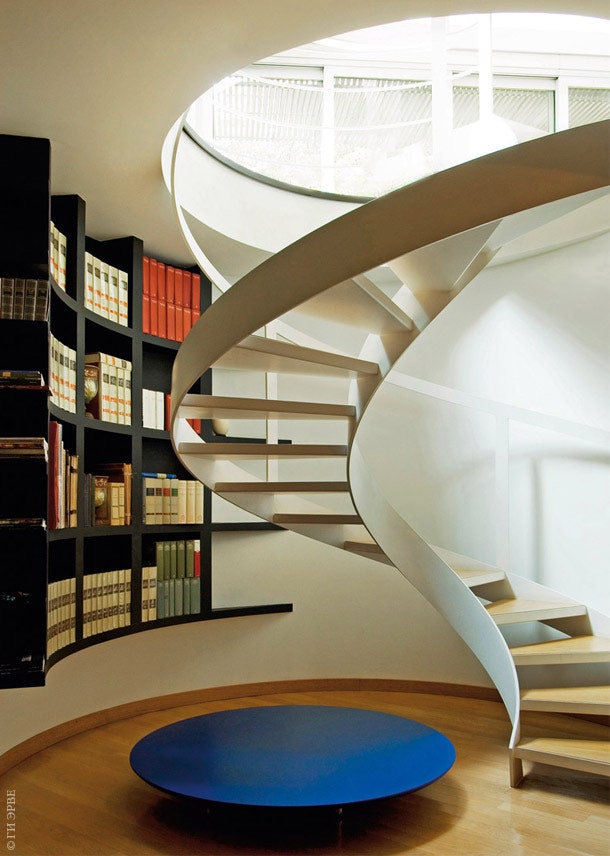 Винтовая лестница выполнена по рисункам Эмануэлы. Стеллаж также придумала хозяйка дома. Круглый столик по дизайну...
