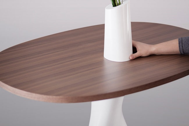 Стол с вазой Treeangle на ножкестволе из искусственного камня Corian DuPont | Admagazine