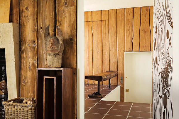 При входе в квартиру стоит деревянная скамья на которой можно переобуваться. Гардероб скрыт в стене.
