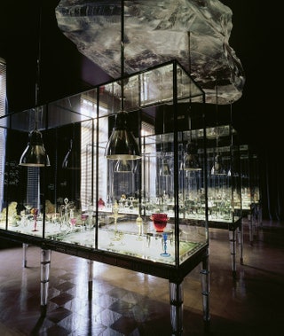 Maison Baccarat по дизайну Филиппа Старка открылся на парижской площади Соединенных Штатов в 2003 году.