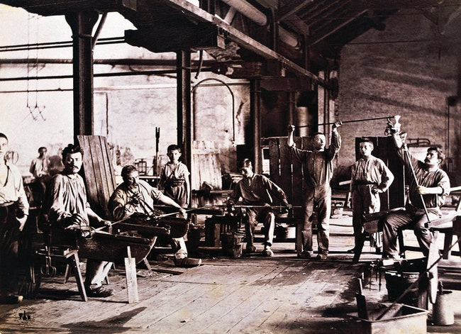 С 1887 года когда была сделана эта фотография работа стеклодувов на фабрике мало изменилась.