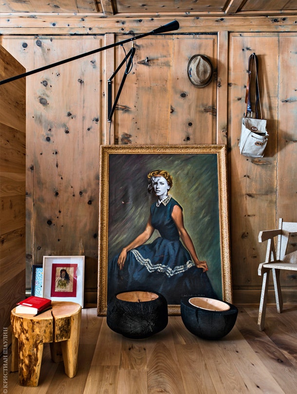 Фрагмент спальни. Портрет женщины нарисован Отмаром Преннером вазы на полу — по его же дизайну. Светильник Flos.
