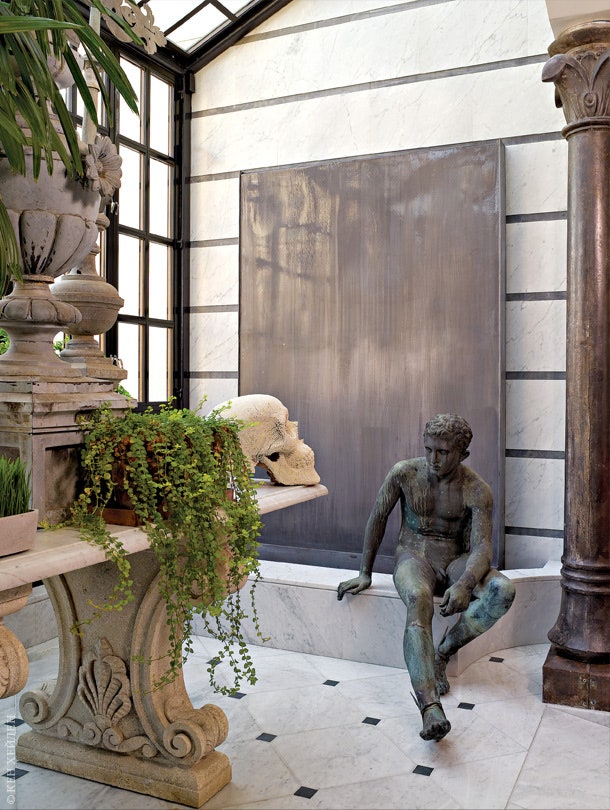 Декоративный фонтан Баллерини привез из Бельгии. На его бортик “посажена” антикварная итальянская статуя из бронзы рядом...