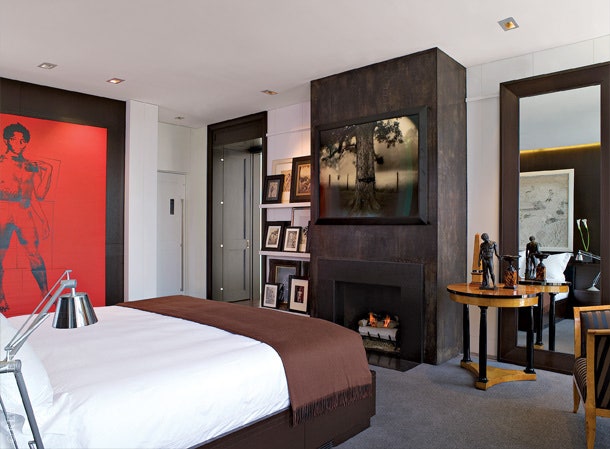 Спальня. На стене слева — портрет ЖанМишеля Баскиа работы Энди Уорхола.