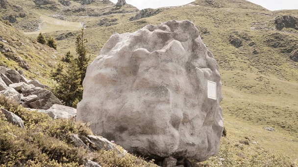 Каменный дом Antonie в виде валуна для жизни в горах | Admagazine