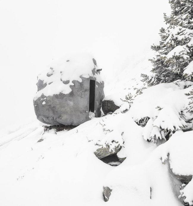 Каменный дом Antonie в виде валуна для жизни в горах | Admagazine