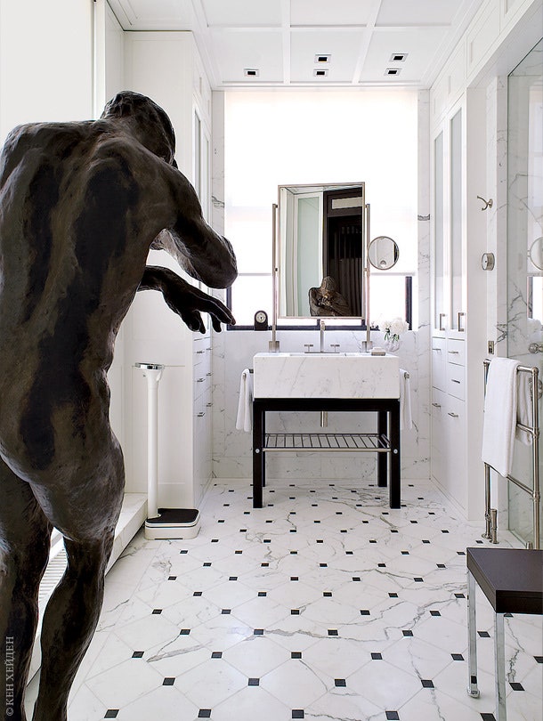 Хозяйскую ванную украшает еще один антикварный бронзовый юноша из Италии.