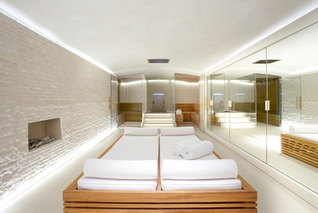 Спа в частном доме в Найтсбридже узкое помещение кажется больше благодаря стеклянной стене.