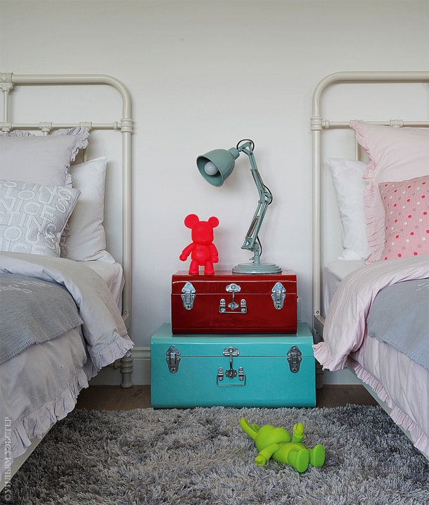 Детская спальня. Кровати и железные чемоданы Maisons du Monde.