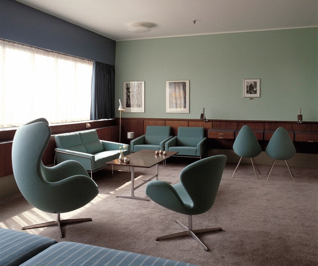 Интерьер номера в гостинице SAS Royal Hotel по дизайну Арне Якобсена.