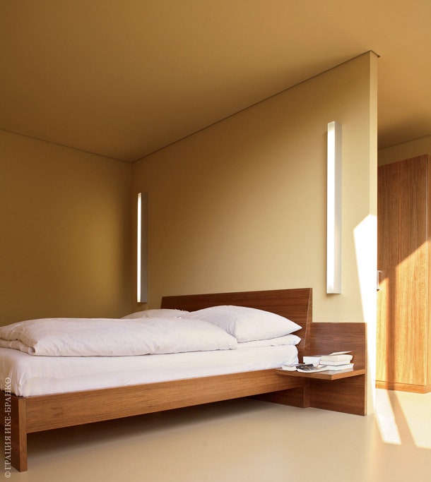 Спальня хозяев дома. Кровать из массива ореха изготовлена по эскизам архитектора.