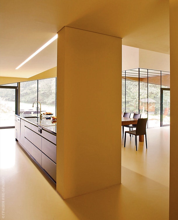 Кухонный блок со столешницей из черного мрамора сделан по дизайну Гернота Хертля.