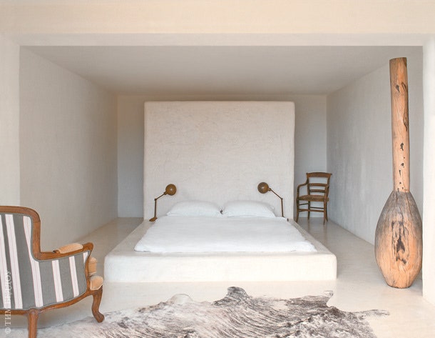 Гостевая спальня. Идею отлитой из бетона кровати хо­зяева позаимствовали у традиционной африканской архитектуры. Кресло...