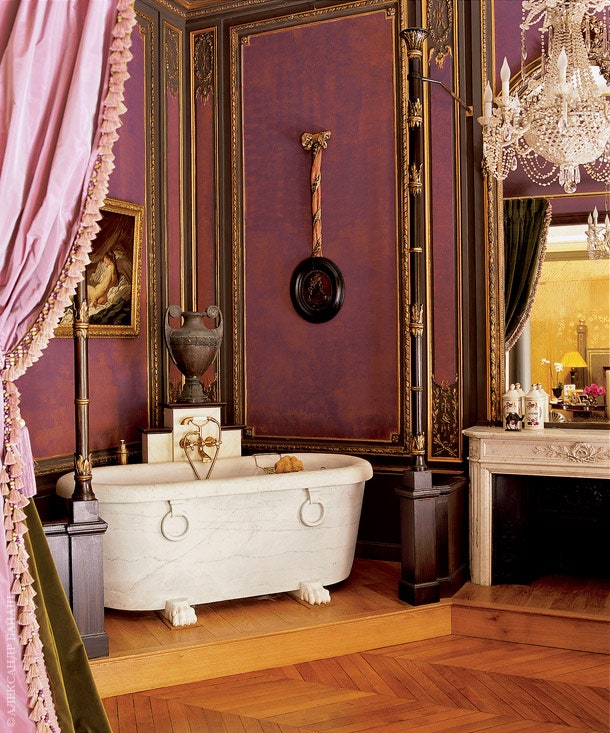 Ванная. Пурпурные стены и шторы из розовой тафты — идея Франсуазы Бийон.