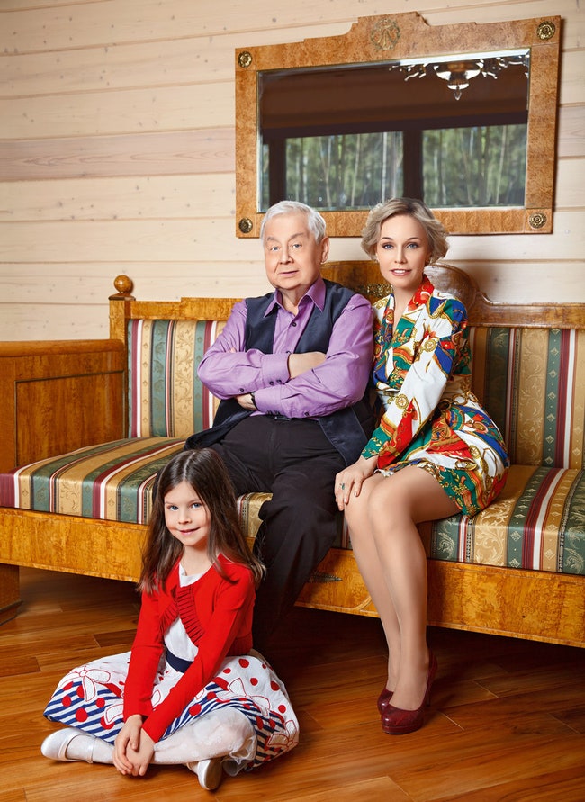Олег Табаков с женой Мариной Зудиной и дочкой Марией. Семья старается выбираться за город при любой возможности особенно...