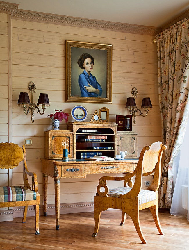 В рабочем кабинете Олега Павловича — письменный стол и стулья начала XIX века и портрет жены.