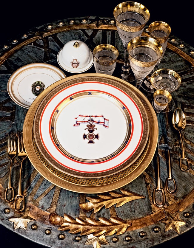 Часы 26 500 руб. декоративные украшения металл позолота все Mis en Demeure. Пирожковая тарелка Alexander 6350 руб....