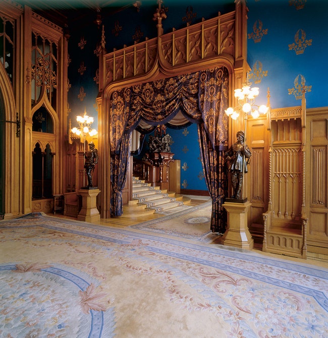 Тюдоровская готика особняка Морозовой на Спиридоновке неоднократно служила декорацией для фильмов из английской жизни....