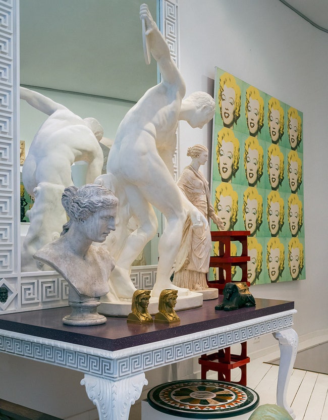 Неоклассические консоль и зеркало по дизайну Рене Стоэлти в галерее Gemini.