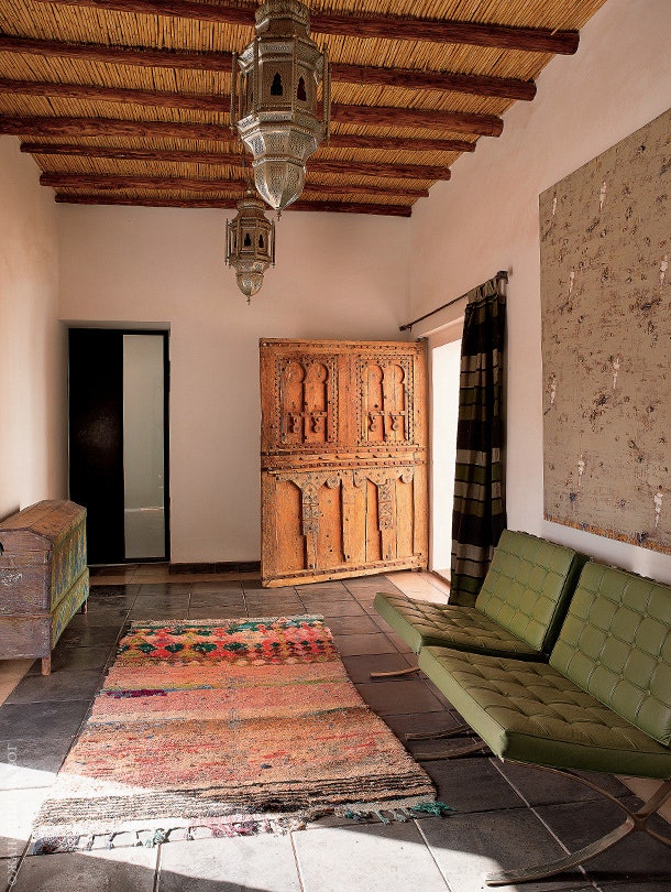 Холл. Марокканский кофр из Рифа. Кресла Barcelona по дизайну Людвига Мис ван дер Роэ. Берберская дверь с юга Марокко.