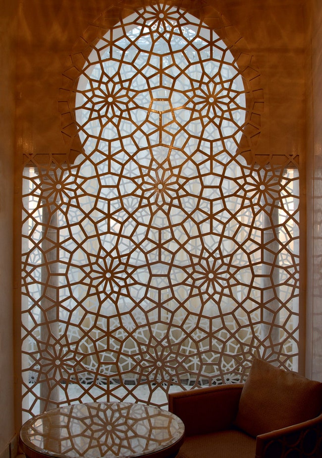 Ажурная решетка в спа отеля сделана из металла в виде соединенных между собой марок­канских звезд.