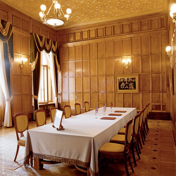 В этой комнате в 1945 году завершилась Ялтинская конференция Иосифа Сталина Уинстона Черчилля и Франклина Рузвельта .