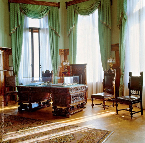 В этой комнате был кабинет Николая II. Теперь здесь все неправда — стоят вещи “близкие по стилю” после революции...