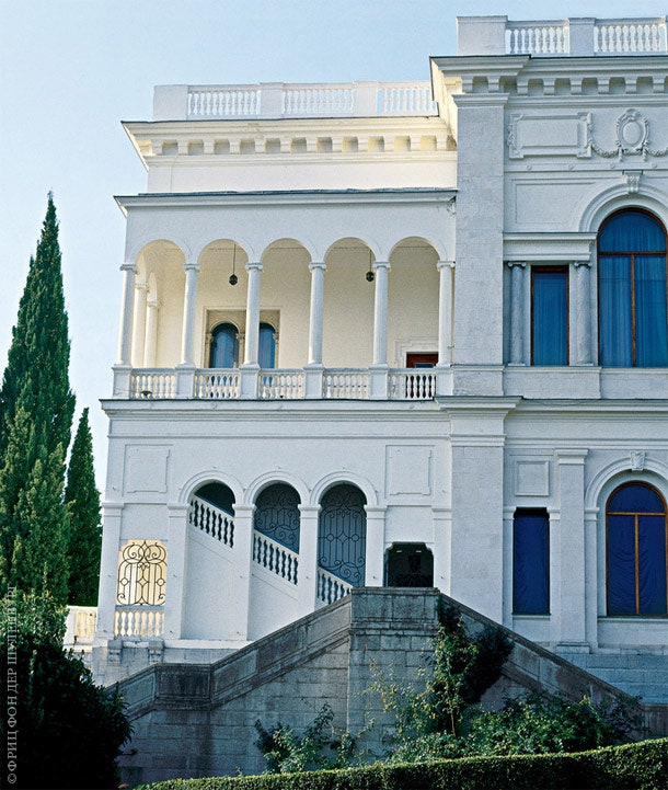 Ливадийский дворец для императорской семьи построил в 1911 году крымский архитектор Николай Краснов.