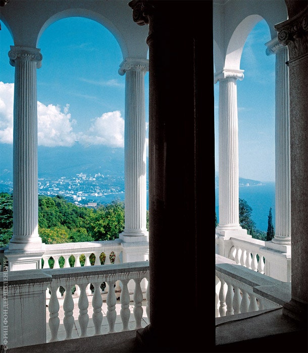 В Ливадийском дворце множество террас галерей лоджий и окон  как и положено архитектурной фантазии на тему Италии он...