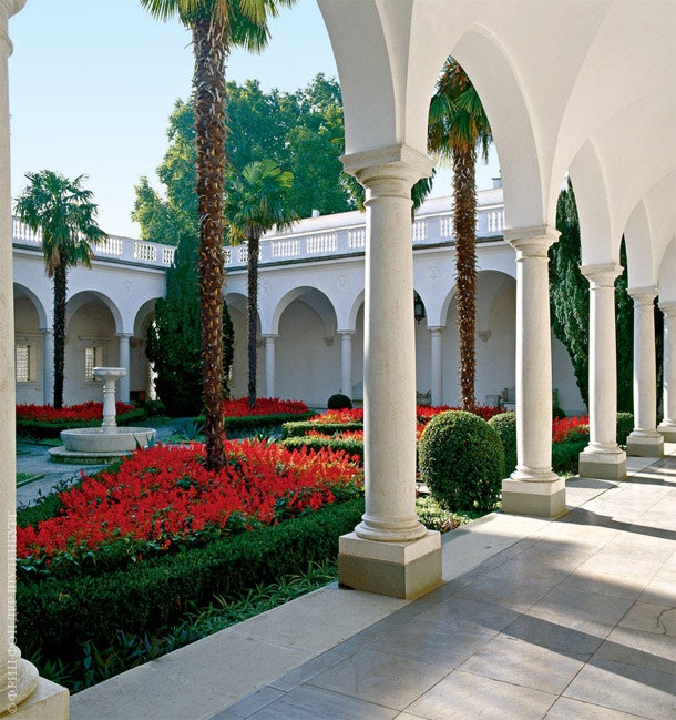 Итальянский дворик и центральный вход — единственные фрагменты Ливадийского дворца где архитектор Краснов использовал...