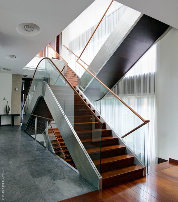 Фрагмент холла. Хитроумно устроенная сдвоенная лестница проектировалась просто для большего удобства но стала в...