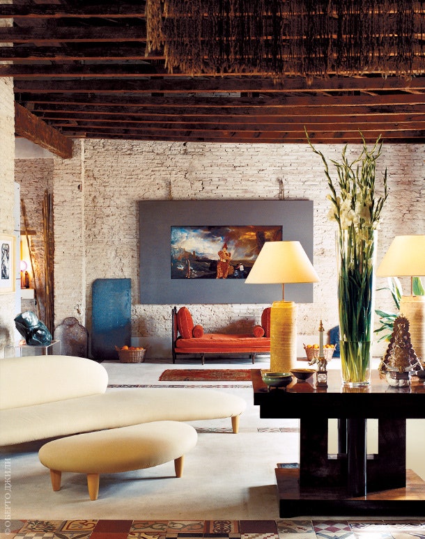 В зоне гостиной непринужденно соседствуют кушетка эпохи Людовика XVI  и диван по дизайну Исаму Ногучи.